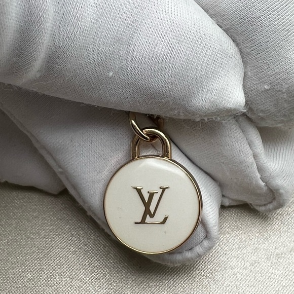 Luxury Charm (LV)-Gold/White, LV Both Side, Unbranded 18" Chain, Box & Dust bag - Picture 12 of 15